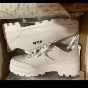 Women’s Fila low top sneakers 7 1/2